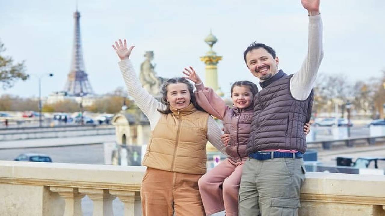 Paris Private Full Day Tour: Montmartre, Sights & Eiffel Tower