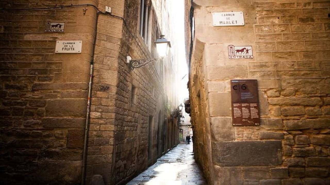 Private Religious Tour: Sagrada Familia, Romans & Jewish Quarter