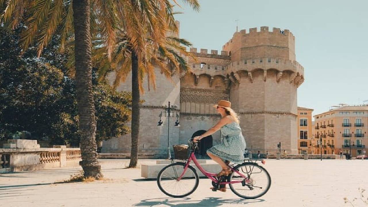Valencia Private Bikes and E-Bikes Tour With Drinks
