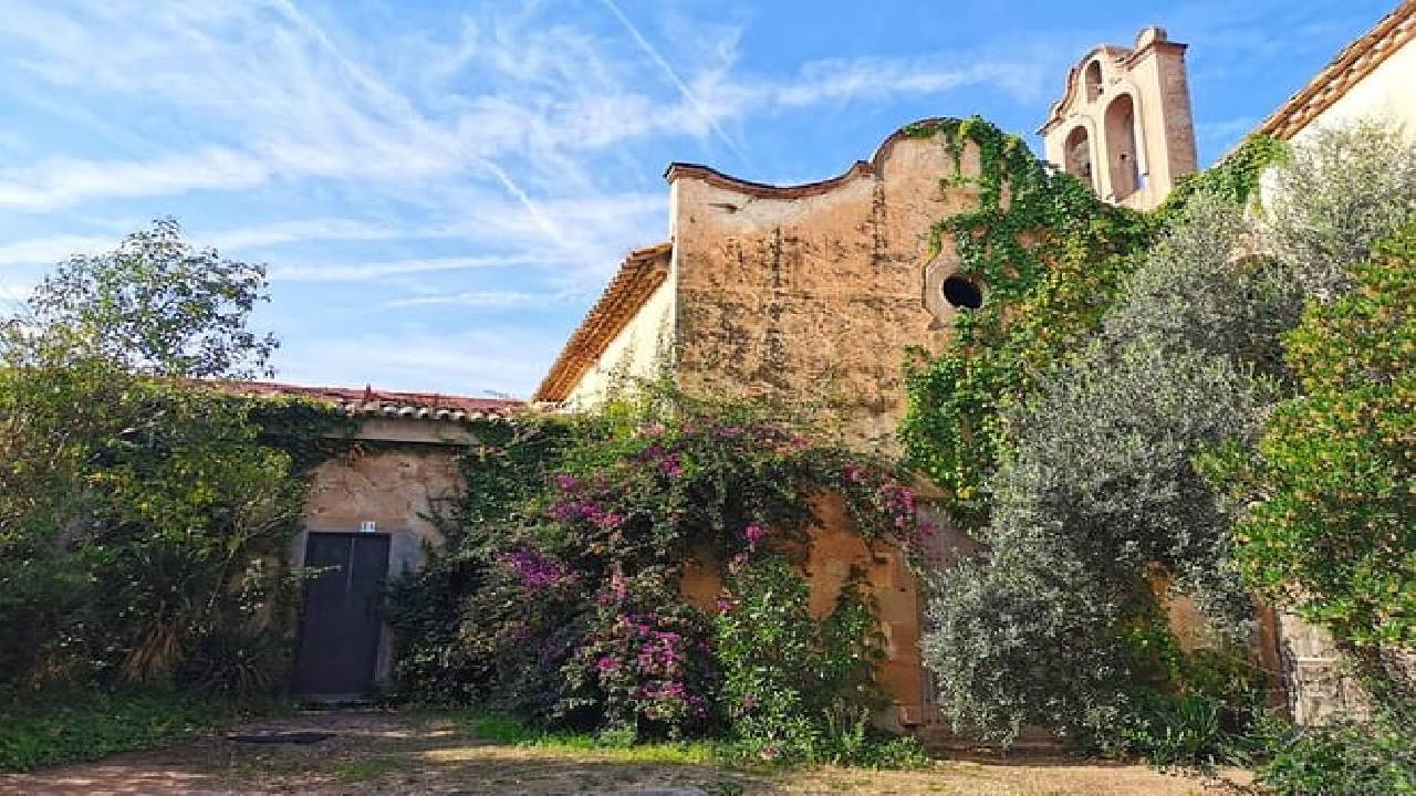 Private Montserrat and Gaudi's Crypt with Hotel Pickup
