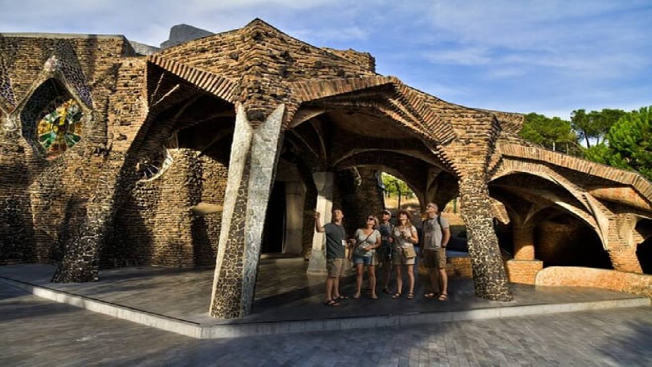 Private Montserrat and Gaudi's Crypt with Hotel Pickup