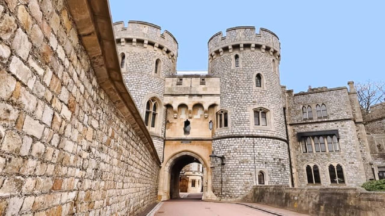 Stonehenge and Windsor Castle Tour from London with Entry Tickets