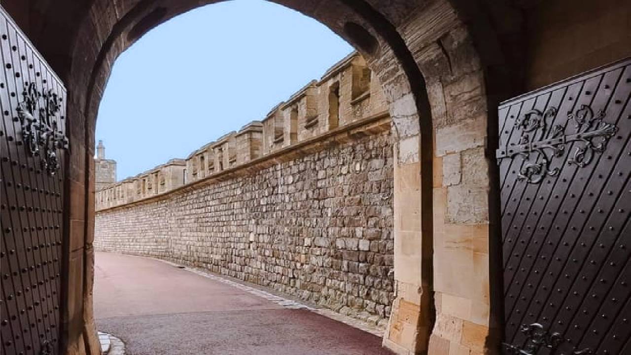 Stonehenge and Windsor Castle Tour from London with Entry Tickets