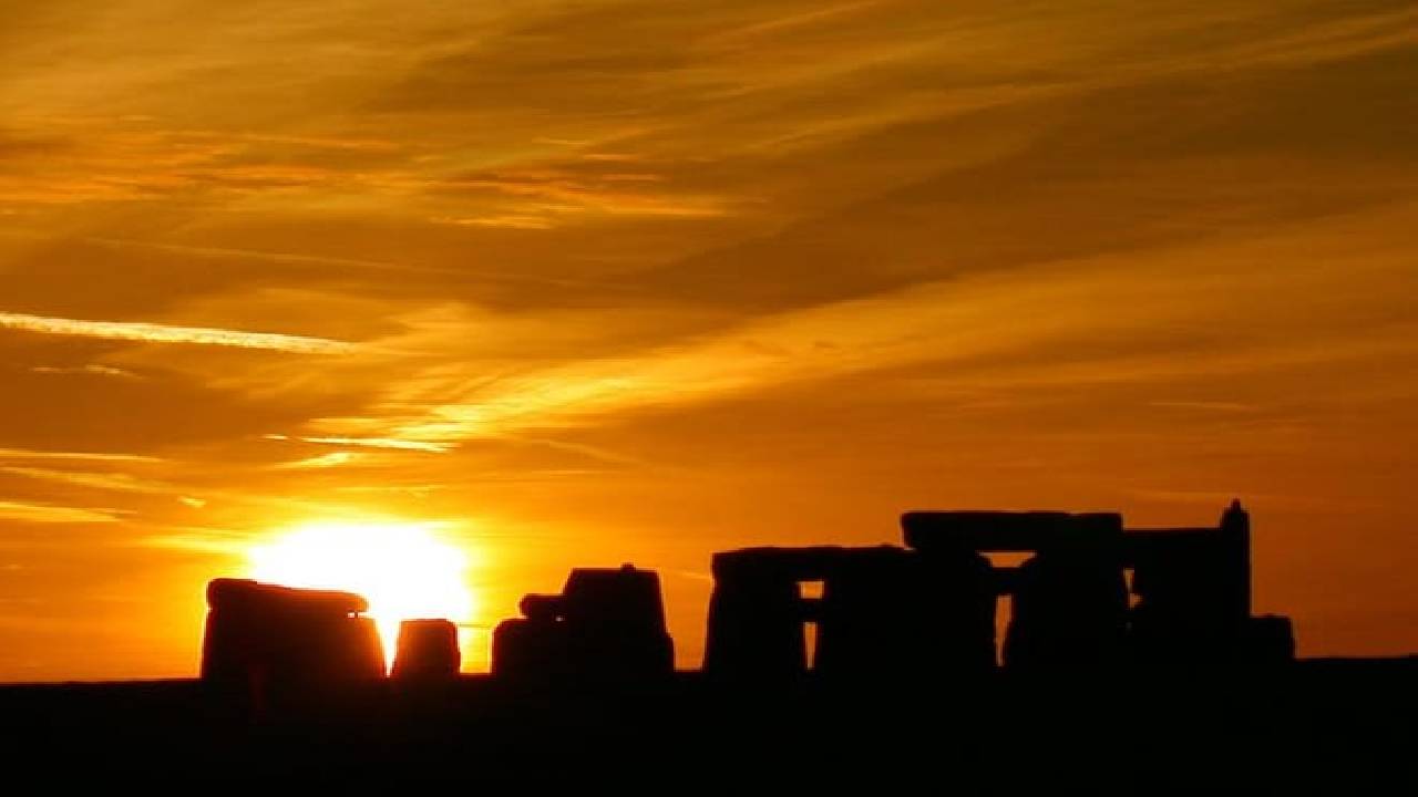 Stonehenge Special Access Guided Evening Tour from London