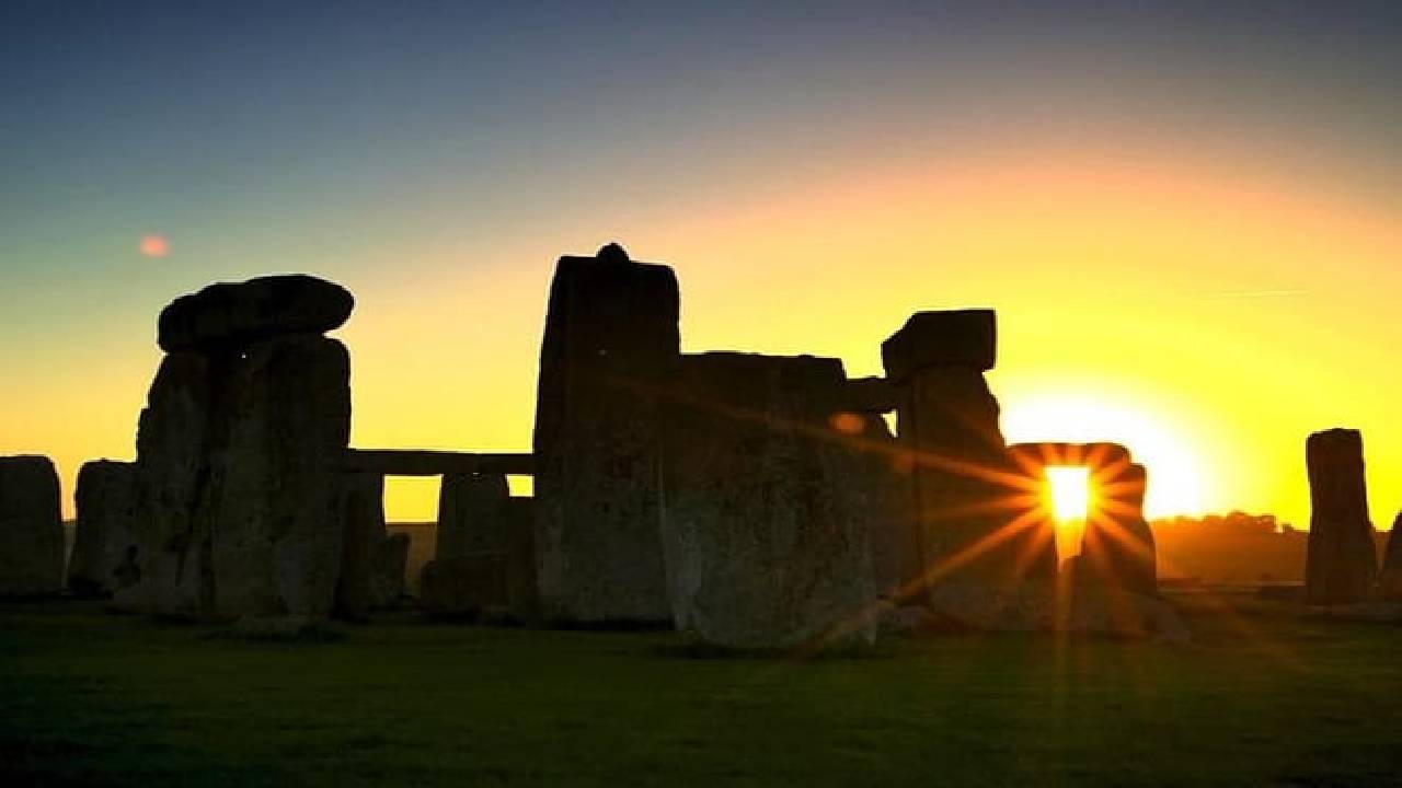 Stonehenge Special Access Guided Evening Tour from London