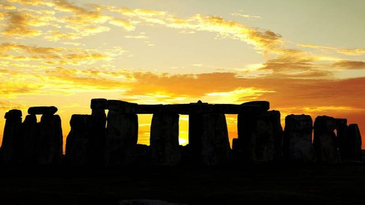 Stonehenge Special Access Guided Evening Tour from London