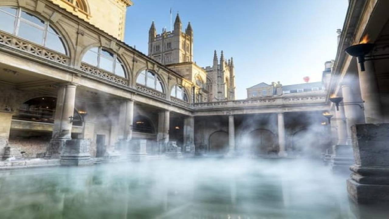 Stonehenge and Bath Guided Day Tour from London