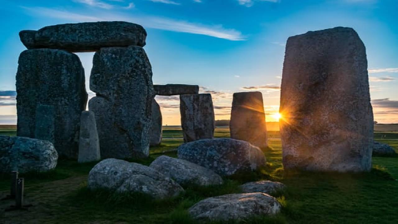 Stonehenge and Bath Guided Day Tour from London