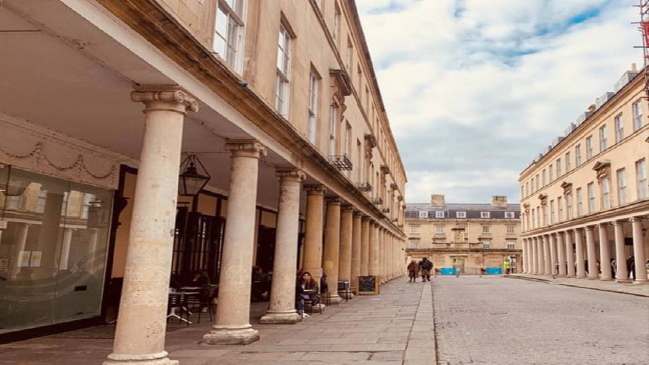 Stonehenge and Bath Guided Day Tour from London