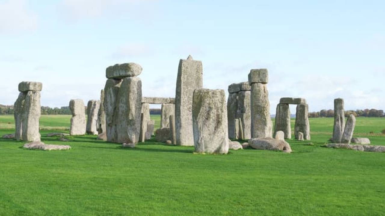 From London: Stonehenge & the Stone Circles of Avebury