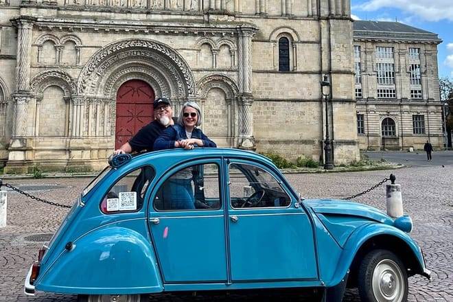 Private visit of Bordeaux's must-sees and hidden treasures in a classic Citroën 2cv