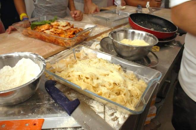 Cooking Class in Naples: Fettuccine Alfredo and Ravioli with Starter and Drink Included