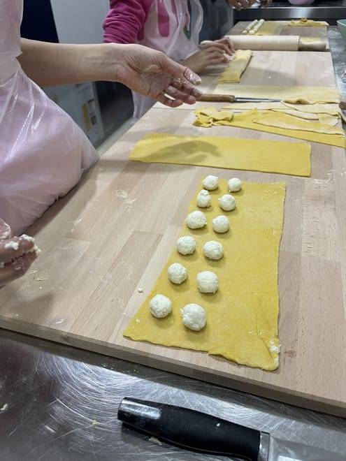 Cooking Class in Naples: Fettuccine Alfredo and Ravioli with Starter and Drink Included