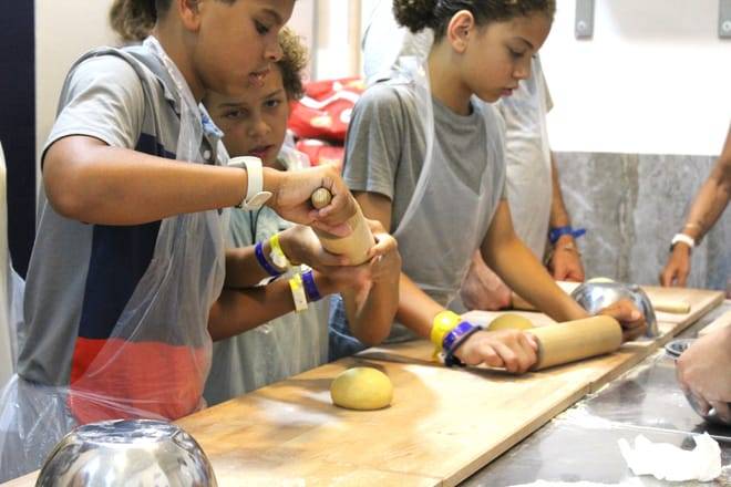 Cooking Class in Naples: Fettuccine Alfredo and Ravioli with Starter and Drink Included