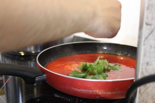 Cooking Class in Naples: Fettuccine Alfredo and Ravioli with Starter and Drink Included