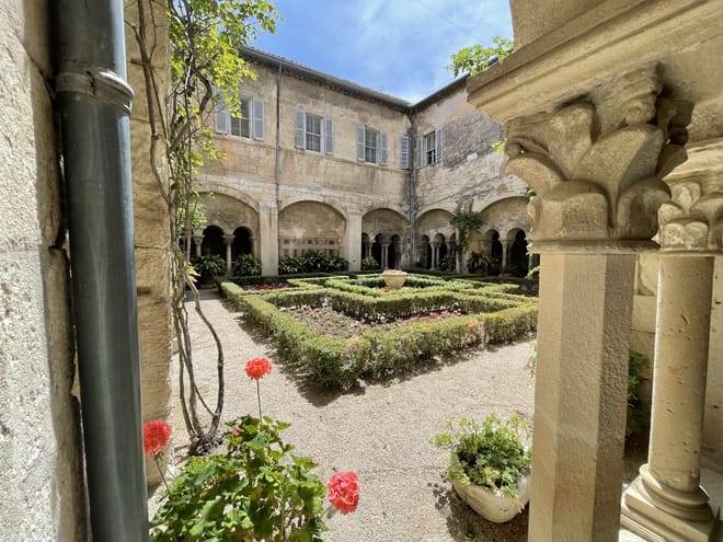 Private Avignon les baux de provence and Saint Remy de provence Full Day Tour