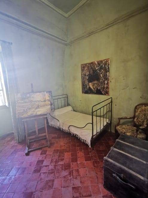 Private Avignon les baux de provence and Saint Remy de provence Full Day Tour