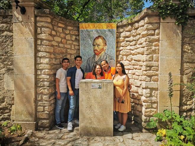 Private Avignon les baux de provence and Saint Remy de provence Full Day Tour