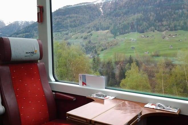 Glacier Express Panoramic Train Round Trip from Zürich With Private Guide 