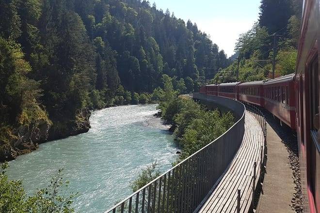 Glacier Express Panoramic Train Round Trip from Zürich With Private Guide 