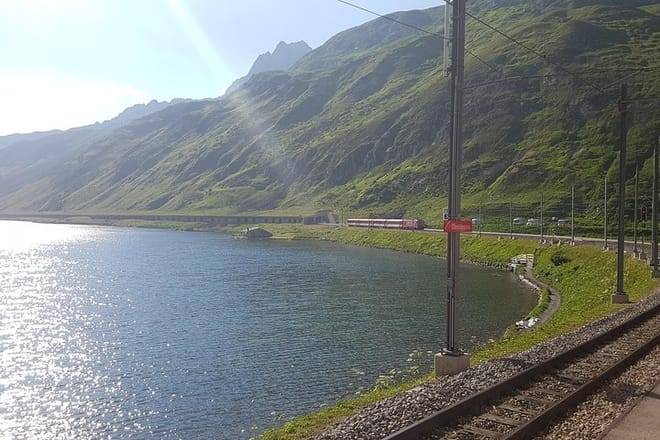 Glacier Express Panoramic Train Round Trip from Zürich With Private Guide 