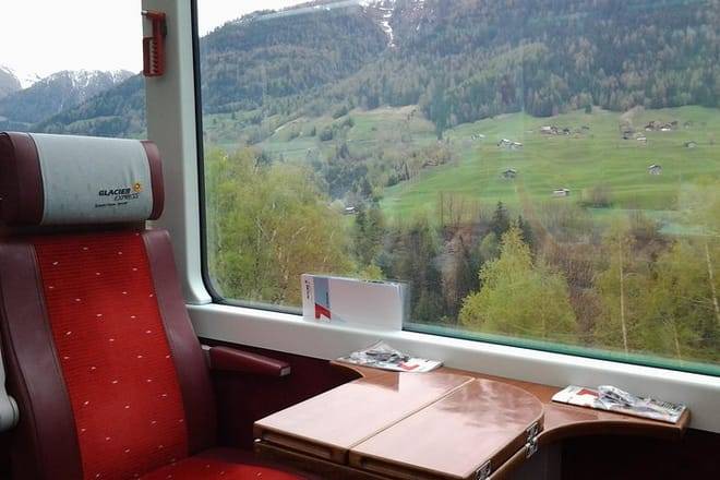 Glacier Express Panoramic Train Round Trip from Zürich With Private Guide 