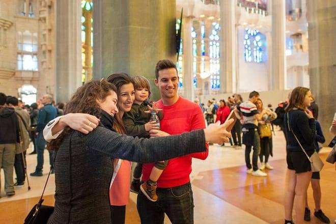 Sagrada Familia: Fast-Track Ticket and Audio Tour on Mobile App (EN)