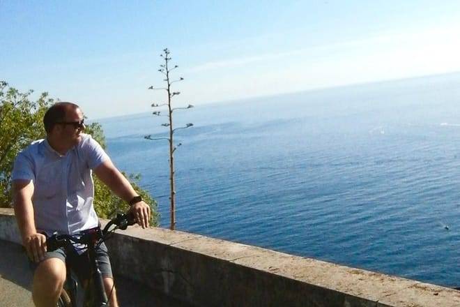 Fantastic Bay of Villefranche & billionaire's cape E-Bike Tour
