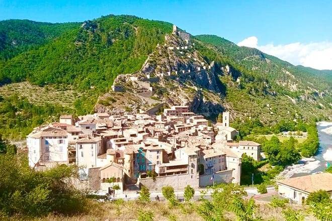 The Mountain Train Experience : Hike to Mystic Forest & Castle